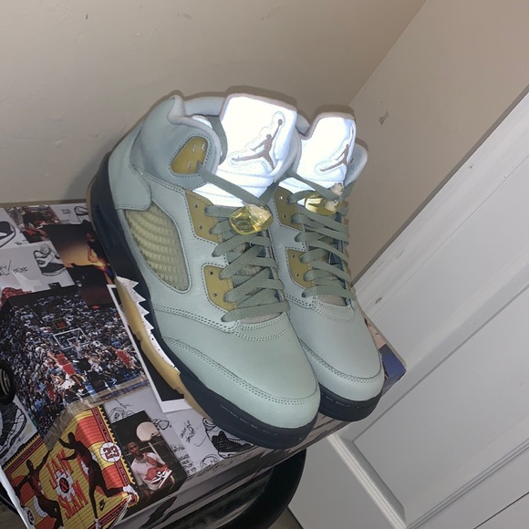 Selling my air Jordan 5 retros never worn comes with box